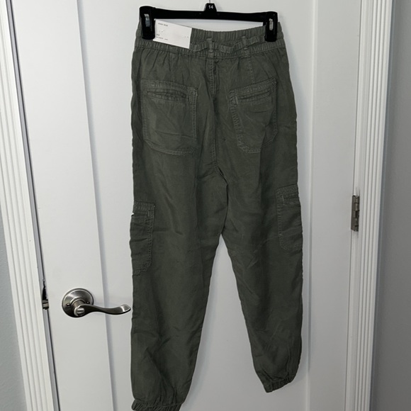 American Eagle Cargo Jogger Pants!
Size XS Short! NWT! - Picture 2 of 6